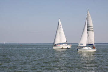 Dwie żaglówki na jeziorze