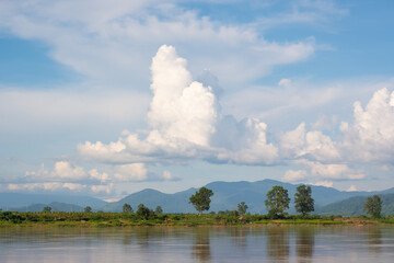 Fototapeta na wymiar The sky has clouds and the Mekong River.