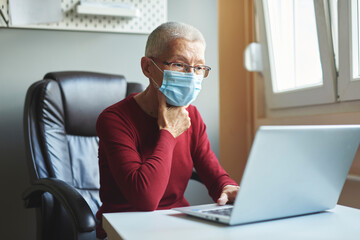 Grandma chatting with her family, with mask on
