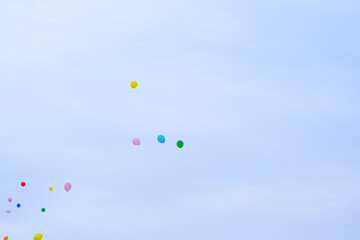 空へ飛び立つ風船
