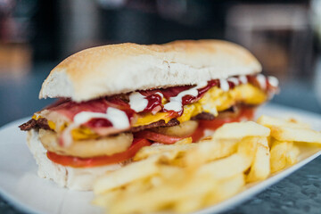 Sandwich de carne con papas