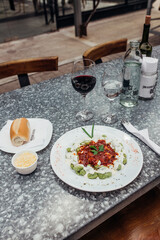 Plato de pasta con salsa roja y vino