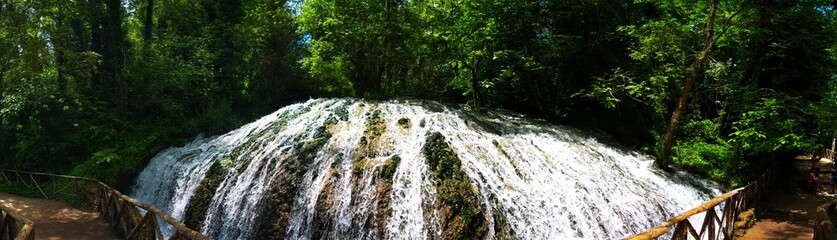 Monasterio de piedra con exuberante vegetación
