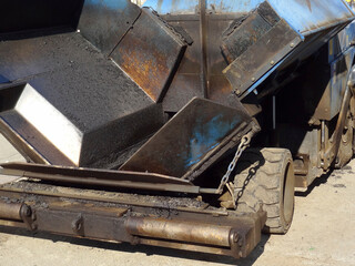 道路工事のアスファルト敷設用重機