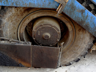 道路工事のアスファルト敷設用重機の車輪