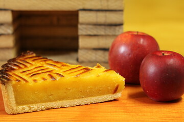 スイートポテトパイ一切れと小さなりんご a piece of sweet potato pie and small apples 2