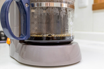 コーヒーメーカーでコーヒーを淹れる