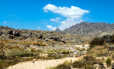 Nubes y cerro