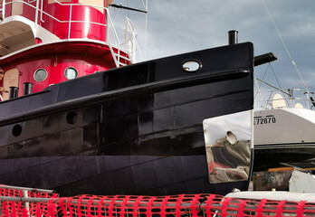 Navi in cantiere barche riflessi acciaio metallo nero rosso barca a vela 