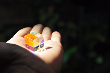 手と重なるキューブのプリズム