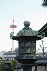 Fototapeta premium 灯籠と京都タワー