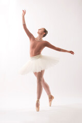 Young woman ballet dancer on pointe in the studio.