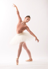 Young woman ballet dancer on pointe in the studio.
