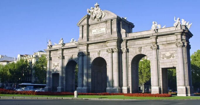 Puerta de Alcala in the morning light, rush hour