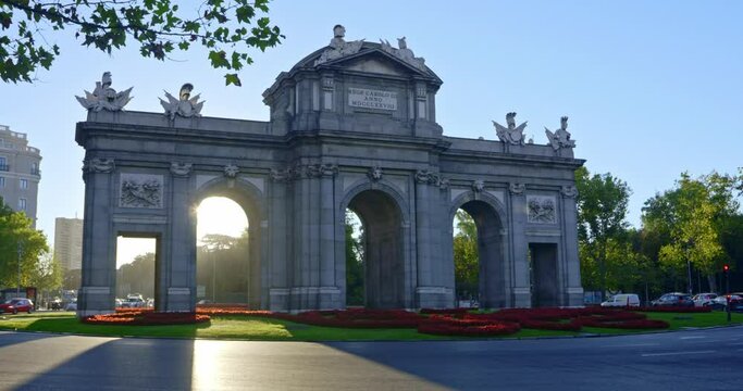 Puerta de Alcala - sun shining through its arcs, rush hour