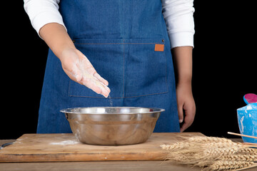 Put the yeast powder into the basin