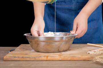 Add cooking oil to the white noodles