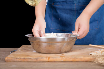 Add cooking oil to the white noodles