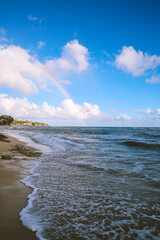 Obraz premium Rainbow Over the sea, Diamond Head Beach Park, Honolulu, Oahu, Hawaii