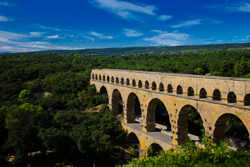 Obraz premium Vue panoramique sur le site du pont du gard