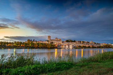 Panorama de la vieja y monumental ciudad de Zamora con el rio Duero, España