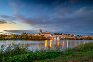 Obraz premium Panorama de la vieja y monumental ciudad de Zamora con el rio Duero, España