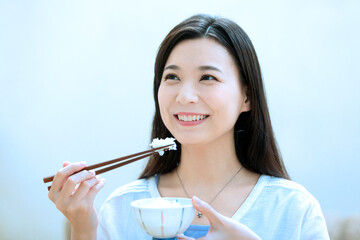 ご飯を食べる女性