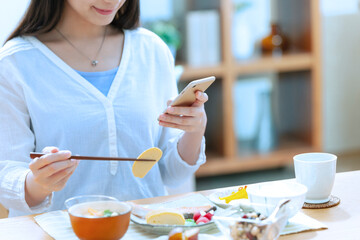 朝食を食べる女性