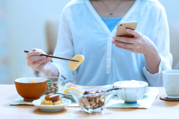 朝食を食べる女性