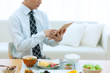 朝食を食べる男性