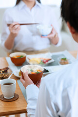 Obraz na płótnie Canvas 朝食を食べる夫婦