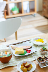 食卓の上の朝食