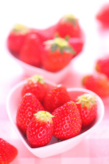 ハート形の皿にのせたイチゴ