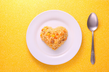 ハート形に盛り付けられた炒飯