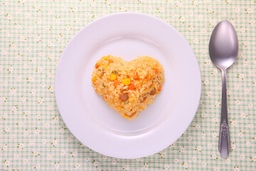 ハート形に盛り付けられた炒飯