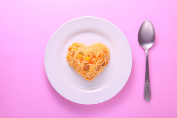 ハート形に盛り付けられた炒飯