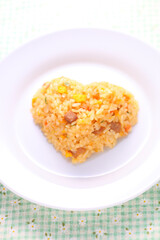 ハート形に盛り付けられた炒飯