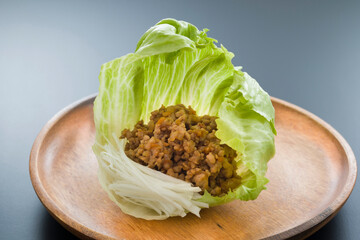 豚ひき肉のレタス包み