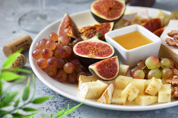 cheese plate with grapes,figs and nuts