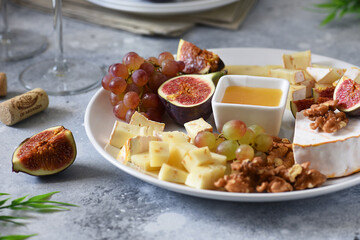 cheese plate with grapes,figs and nuts