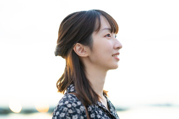 Fototapeta premium 屋外での女性ポートレート