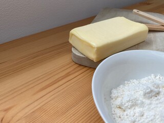 小麦粉とバターと木製キッチン