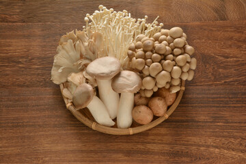 きのこ5種類　木目背景