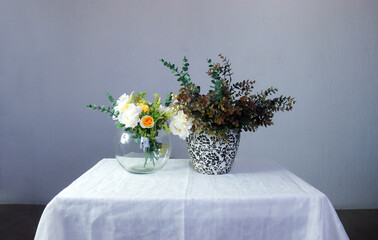 Adornos florales en mesa blanca