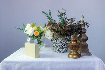 Adornos florales en mesa blanca