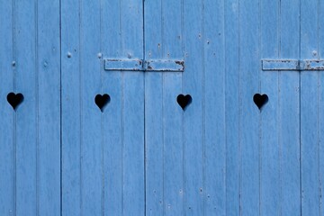 détail de porte de cabane peinte en bleu