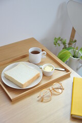 Fototapeta na wymiar 食パンと珈琲のあるテーブル　カフェ　余白　コピースペース　白背景　シンプルナチュラル