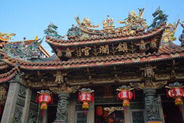 Fototapeta premium Roof top of a temple in Taiwan China Japan view from outside
