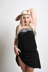 frau in kleid schwarz blonde haare cool stehend rubens rundlich