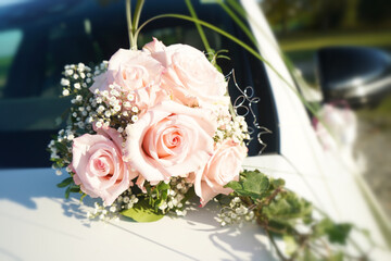 Brautstrauß mit rosa Rosen für den schönsten Tag im Leben, Hochzeit, geschmücktes Brautauto